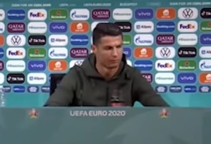 Gestul lui Ronaldo de a schimba 2 sticle de Coca Cola cu una de apă minerală la o conferință de presă a provocat o pierde bursieră de 4 miliarde de dolari