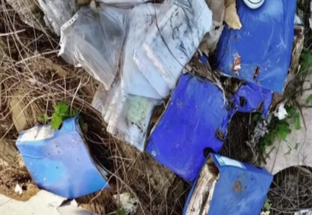 O parte din arhiva autostrăzii Bechtel, abandonată pe câmp