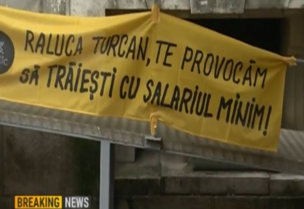Protest cu coșuri de cumpărături, în fața Ministerului Muncii