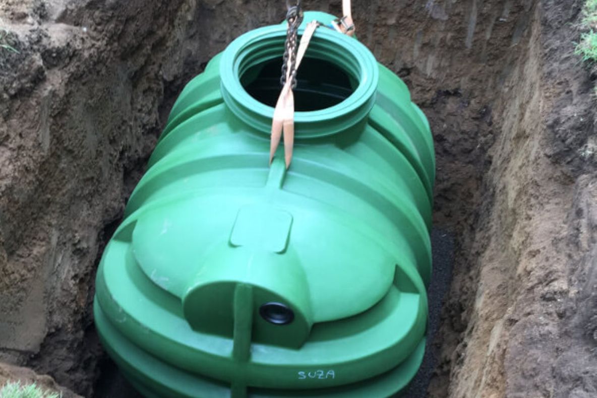 După centralele de apartament, ministrul Mediului vrea să restricționeze și FOSELE SEPTICE