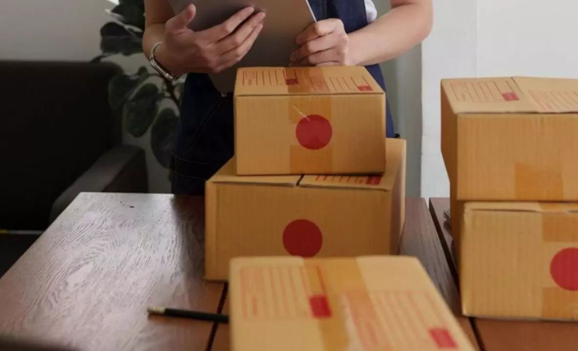 ANAF pornește pe urmele comercianților online. De azi, orice plată ramburs este raportată la fisc