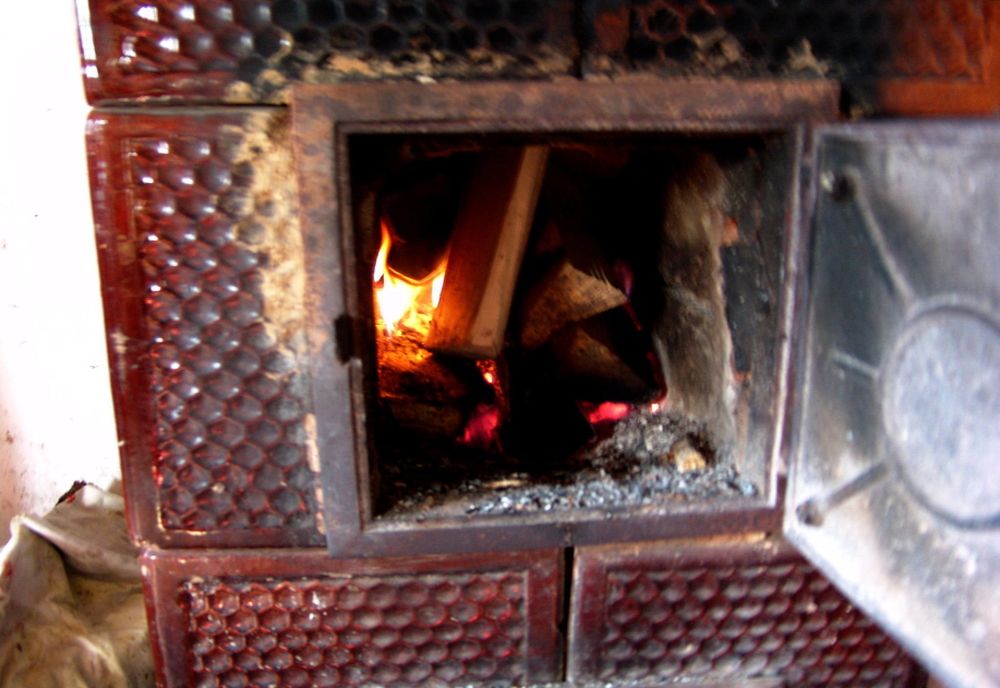 FAMILIILE ŞI PERSOANELE CU VENITURI MICI POT DEPUNE CERERI PENTRU AJUTORUL DE ÎNCĂLZIRE ŞI SUPLIMENTUL PENTRU ENERGIE. CÂND SE VOR VIRA BANII?