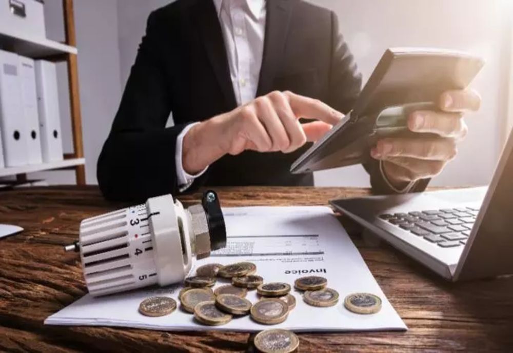 Românii își cheltuie aproape un sfert din venituri pe facturile la energie și combustibil