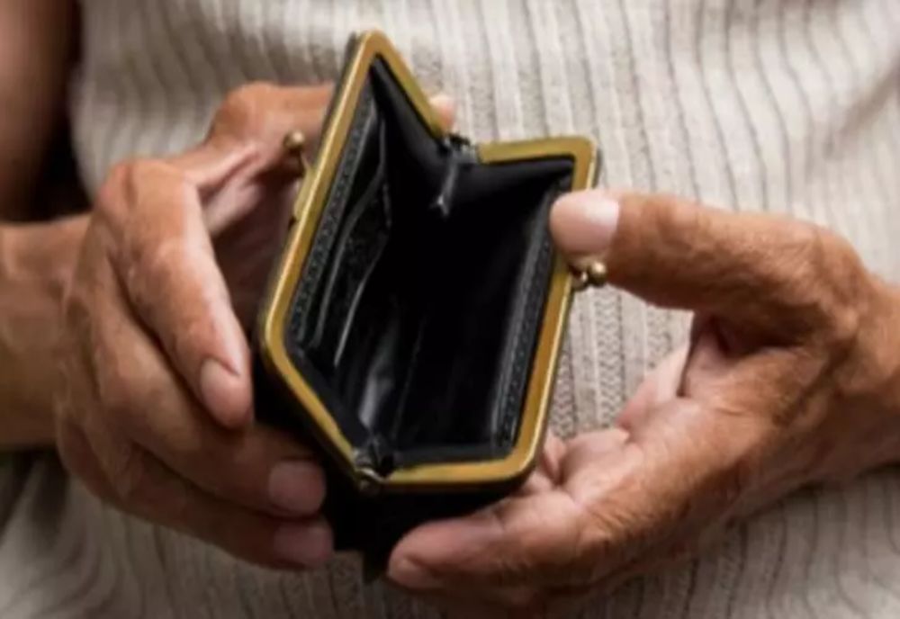 LEGEA COȘULUI MINIM DE CONSUM, DOAR PE HÂRTIE. SALARIILE NU REUȘESC SĂ ACOPERE EXPLOZIA PREȚURILOR