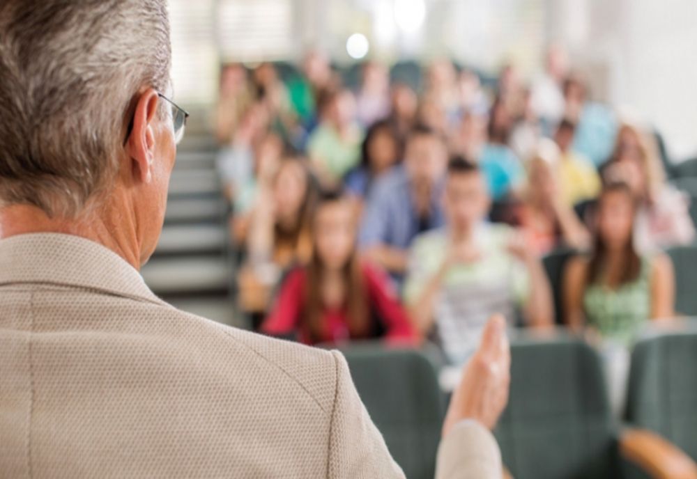 STUDENȚII PROTESTEAZĂ ÎMPOTRIVA TĂIERILOR DE REDUCERI LA TRANSPORT ȘI ÎNGHEȚAREA BURSELOR