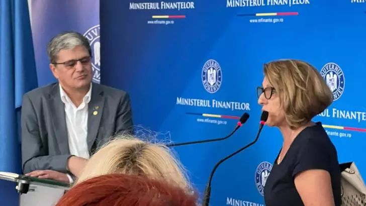 Protest la Finanțe. O angajată și-a dat demisia pe holurile instituției, în fața ministrului Boloș