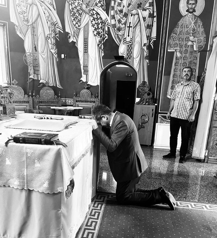 Ministrul pastor al Finanțelor s-a rugat în genunchi înaintea negocierilor de la Bruxelles pe noile măsuri fiscale