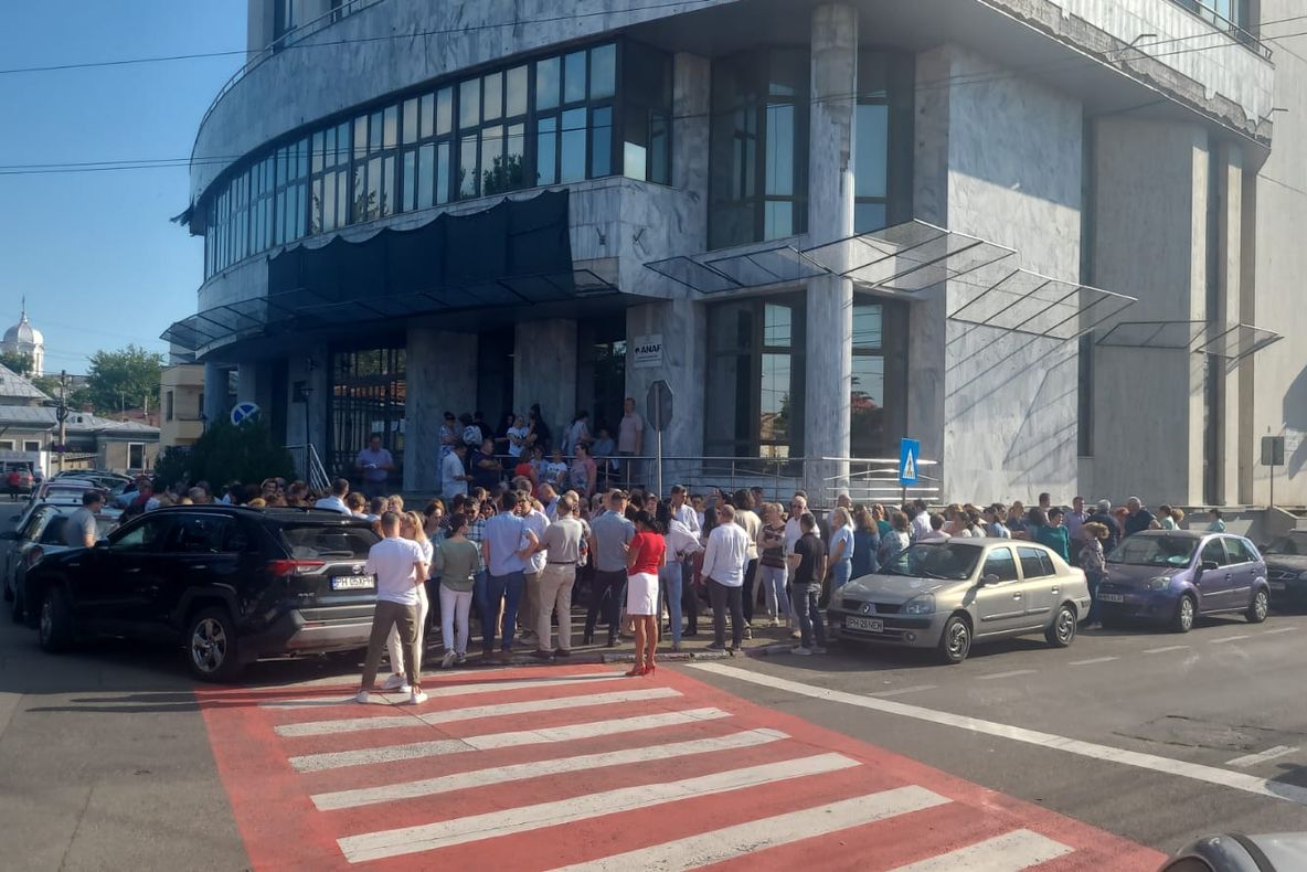 Activitate blocată de proteste la mai multe direcţii financiare din țară. Trezoreriile sunt închise, nu se fac plăți