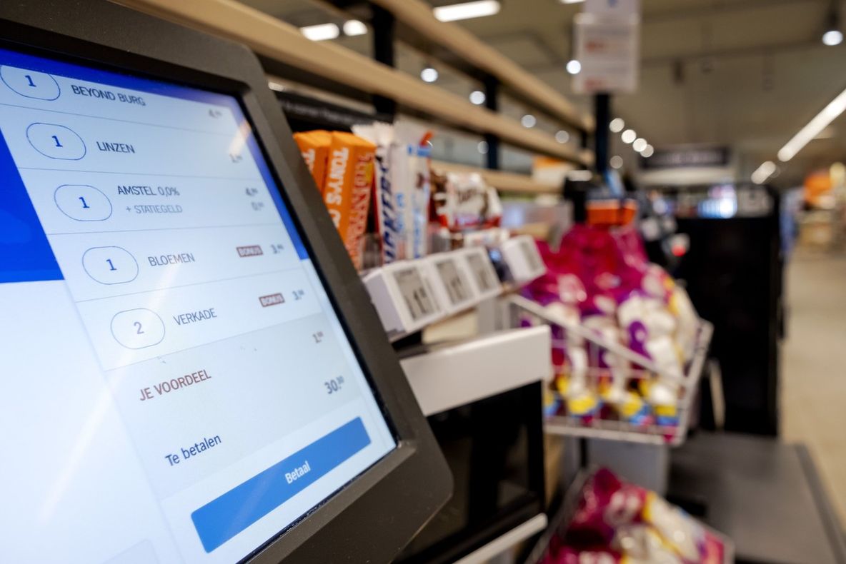 Un lanț de supermarketuri reangajează casierii și elimină casele automate. Cum s-a făcut de râs inteligența electronică?