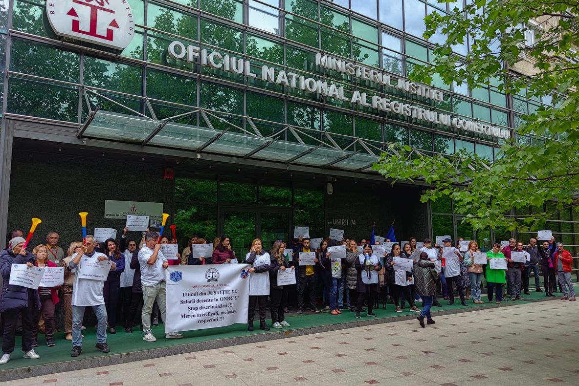 Protest al angajaților de la Registrul Comerțului. Cer mai mulți bani