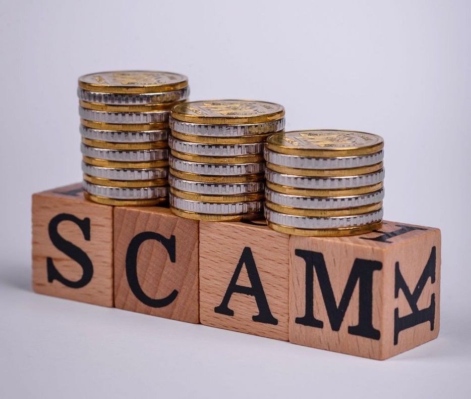 Ce faci dacă scammerii au numărul tău de telefon? Top 5 metode de FRAUDARE a telefonului mobil