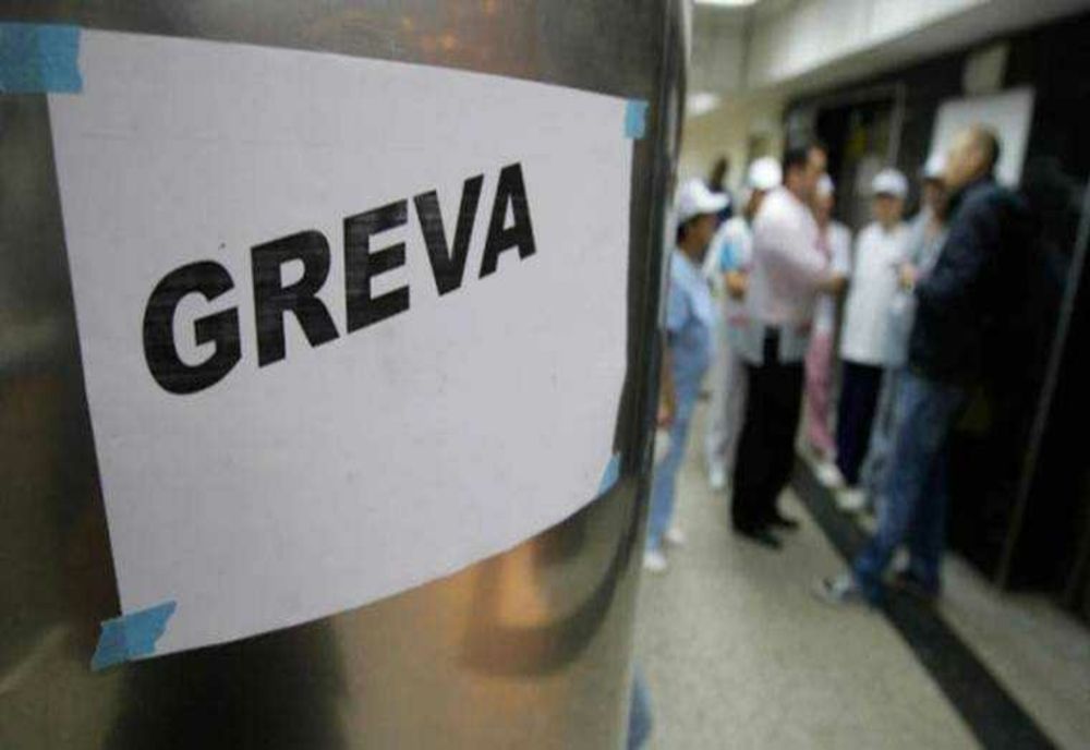 Blocaj în primăriile din țară. Funcționarii nemulțumiți de austeritatea lui Bolojan închid timp de două ore ghișeele de relații cu publicul