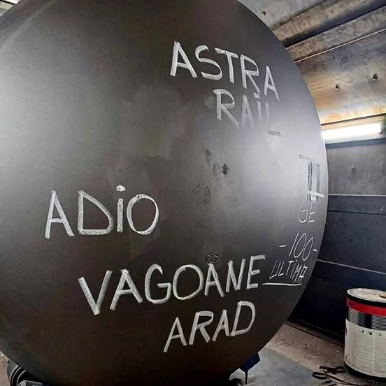 S-a închis Astra Arad. Imagine emoționantă din ultima zi a venerabilei fabrici de vagoane. 700 de oameni au rămas pe drumuri -FOTO