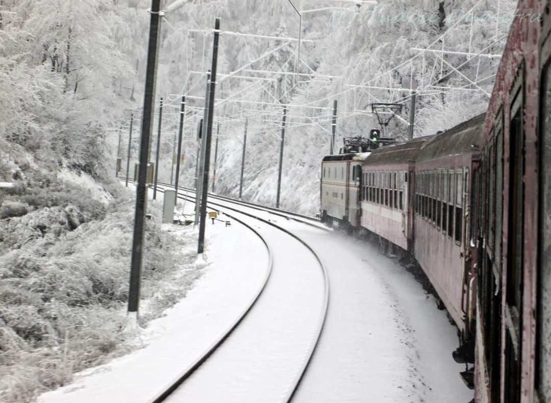 Situație incredibilă la CFR Călători. Zeci de locomotive electrice ar putea rămâne în gări, din cauza datoriilor.