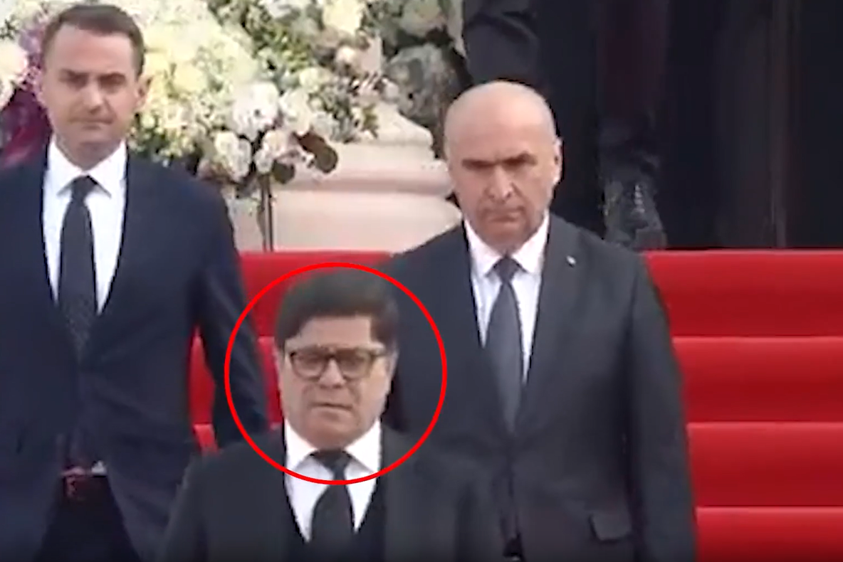 AFACERIST CONTROVERSAT, ALĂTURI DE „PREMIERUL SĂRĂCIEI”, LA SLUJBA DE LA CATEDRALA NEAMULUI. CUM A AJUNS GRUIA STOICA LÂNGĂ ILIE BOLOJAN – VIDEO