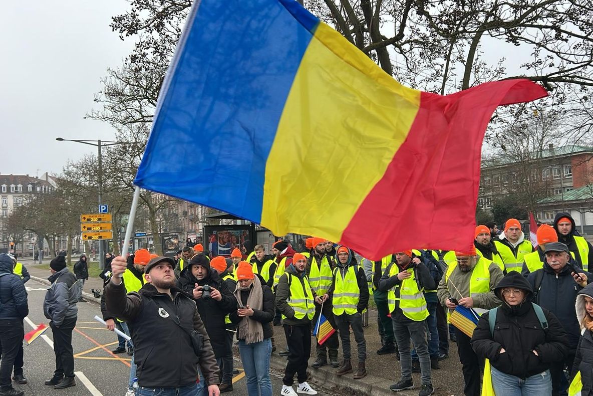 Fermierii români participă la protestul masiv de la Strasbourg, împotriva acordului UE–Mercosur. Forțele de ordine, bombardate cu ouă. Realitatea PLUS transmite din mijlocul protestatarilor – LIVE TEXT / VIDEO