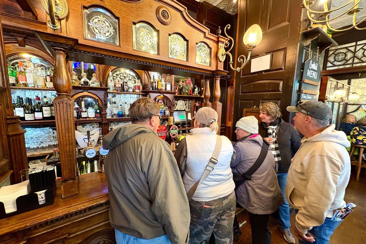 Guvernul britanic reduce taxele pentru pub-uri, pe fondul unei revolte naționale