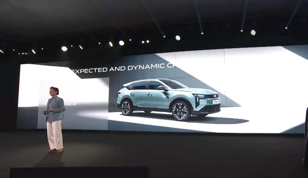 Dacia Striker, dezvăluită fără camuflaj: Cum arată modelul de 4,62 metri prezentat de șefa Dacia, Katrin Adt