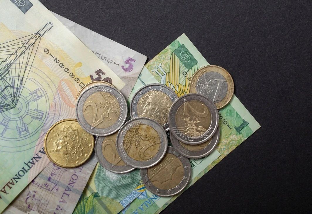 Leul a picat din nou. Moneda națională pierde teren în fața principalelor valute