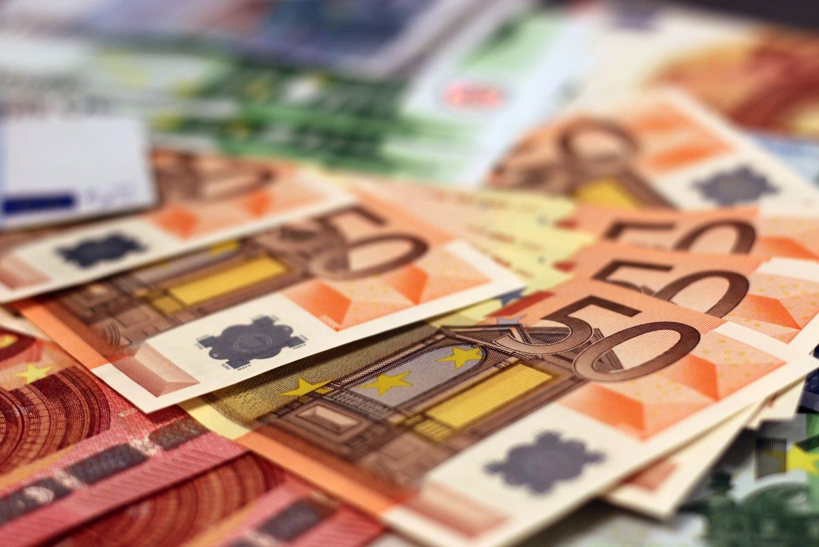 EURO continuă să crească. Cât este acum cursul?