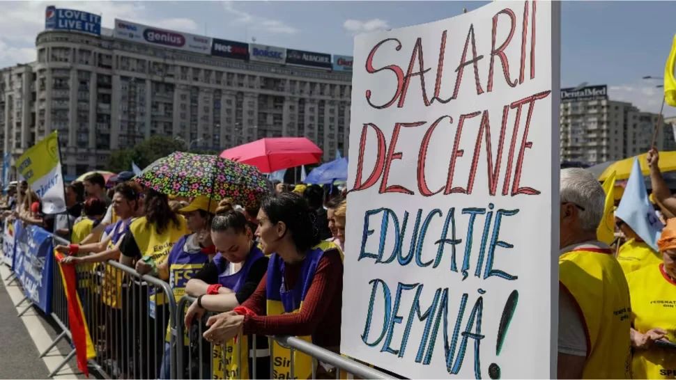 Modificări importante la SALARIILE din Educație. Cum se acordă noile sporuri pentru predare simultană, izolare și performanță universitară