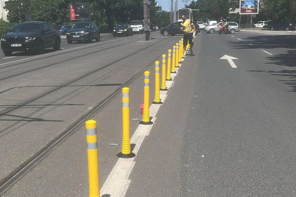 Soluția de avarie pe Linia 5. Primăria Capitalei montează 5.000 de stâlpișori din cauciuc, după ce a „uitat” să prevadă separatoare în proiectul inițial