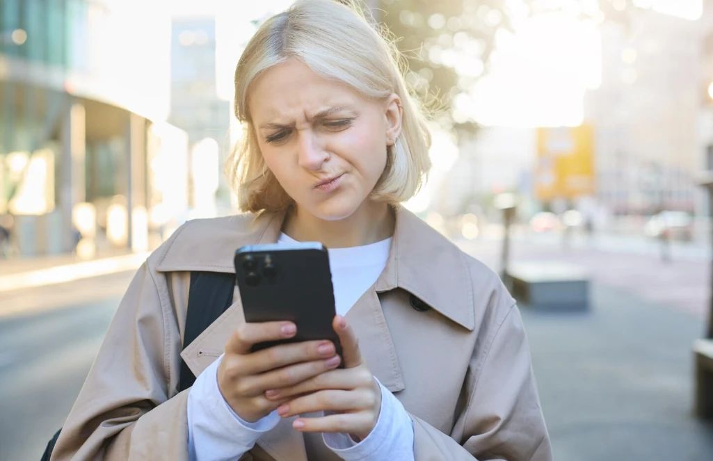 O marca populară de telefoane, acuzată că își ia „comision” din cumpărăturile utilizatorilor
