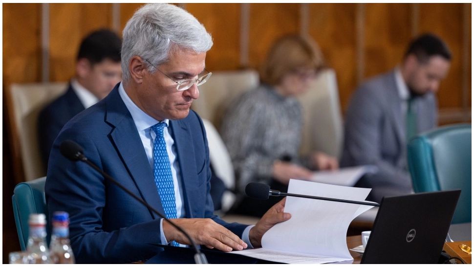 Dragoș Pîslaru se duce la Bruxelles ca să-i convingă pe cei din Comisia Europeană că demnitarii nu merită creșteri salariale