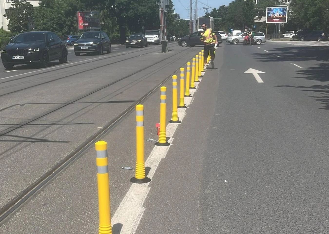 Soluția de avarie pe Linia 5. Primăria Capitalei montează 5.000 de stâlpișori din cauciuc, după ce a „uitat” să prevadă separatoare în proiectul inițial