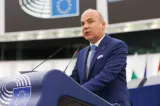 Rareș Bogdan atacă Guvernul pe tema legii salarizării: „Au ținut legea la sertar. De un an de zile se știa foarte bine care este situația ”