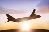 Vești bune pentru cei care zboară cu avionul. Pasagerii scapă de unele taxe și pot primi despăgubiri mai repede