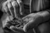 O nouă lovitură pentru pensionari: plata pensiilor, în iunie, întârzie. Care e motivul