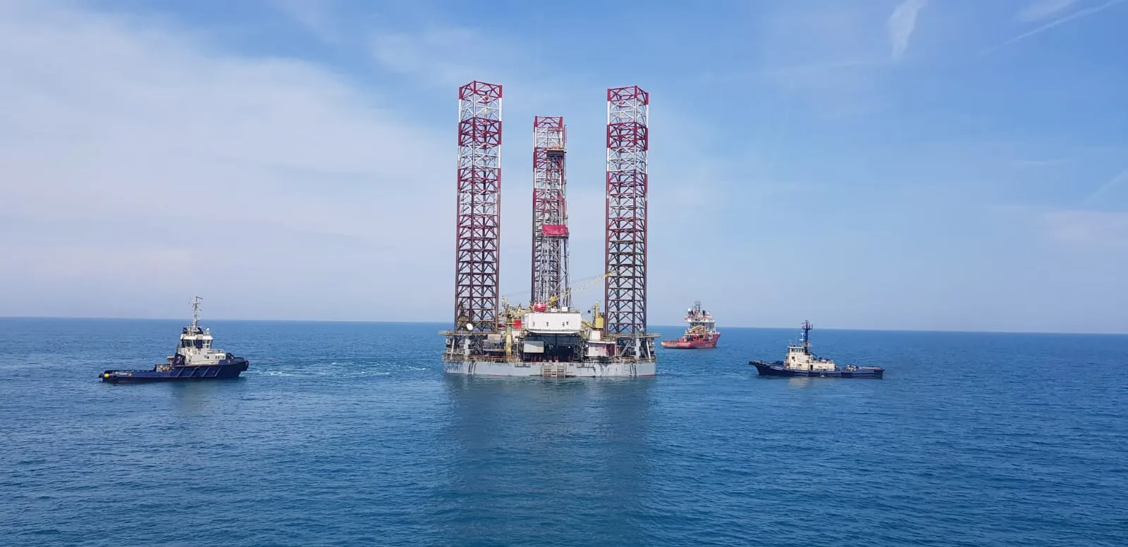 Plaforma GSP Uranus apropiindu-se de instalatiile OMV Petrom din Marea Neagra