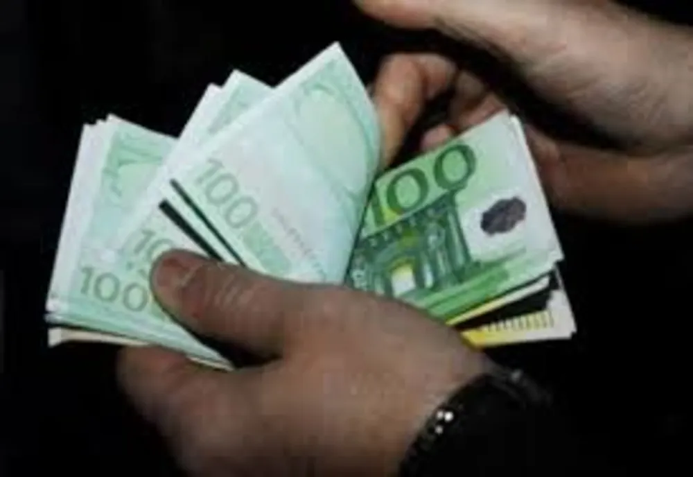 Curs valutar 8 decembrie 2020. Leul s-a depreciat în raport cu Euro, dar a câștigat teren în fața dolarului