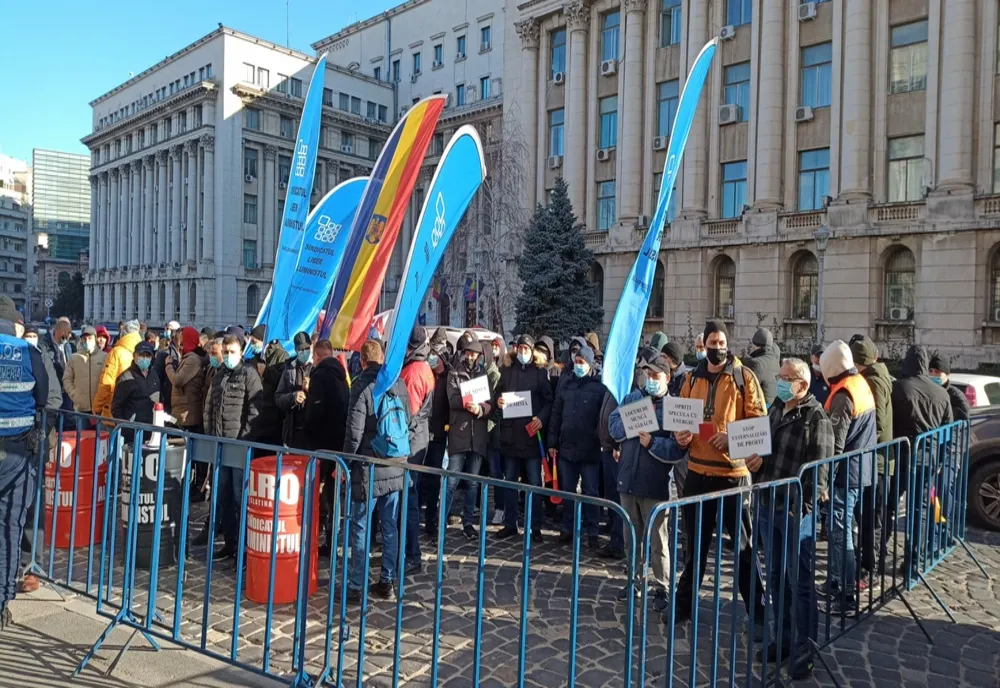 VIDEO: Angajaţii Alro, protest în Capitală. Cer demisia ministrului Virgil Popescu