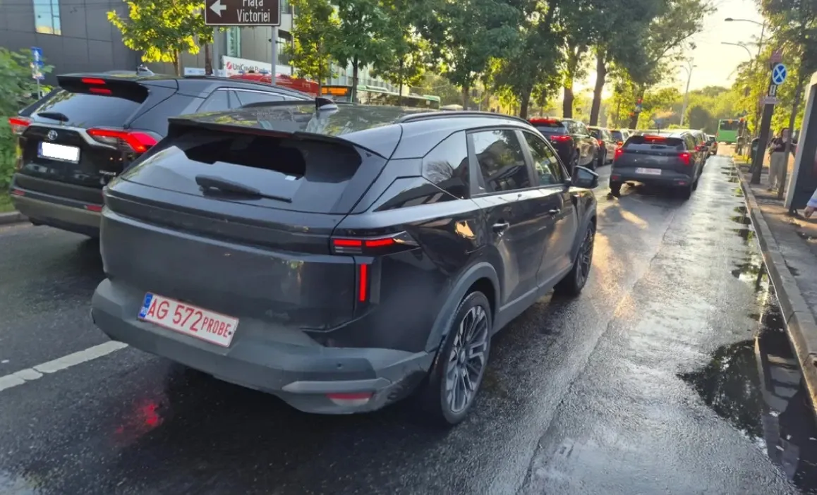 Noul model Dacia Striker, surprins în probe pe străzile din București (Sursa foto: Reddit)
