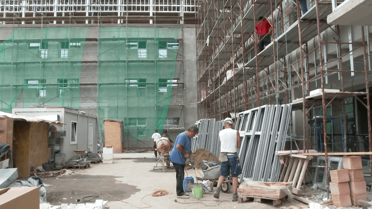 fotovideo-peste-100-de-muncitori-pe-santier-la-scoala-ion-agarbiceanu.termenul-de-finlizare-lucrarilor-este-31-august_11