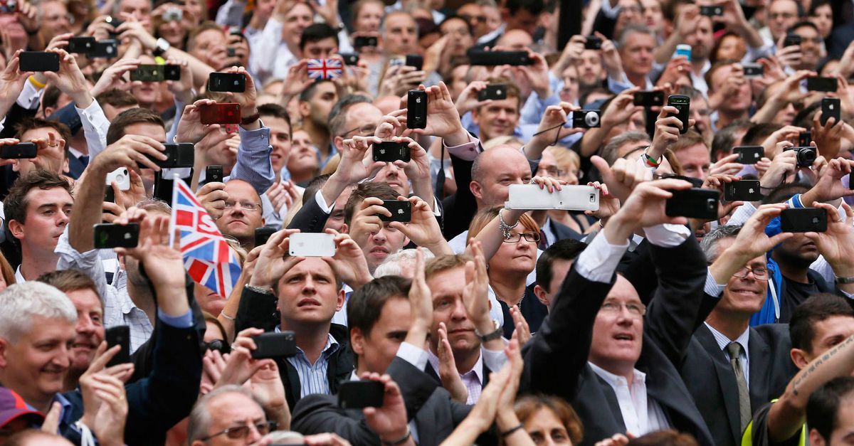 20131003a3Crowd_Phone.2837e