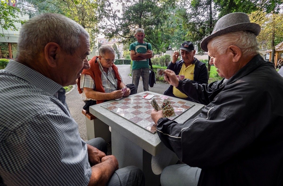 2017_09_08_1_table-de-sah-mese-si-banci-noi-in-parcurile-sibiene_49690