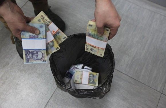 bani_aruncati_la_cos