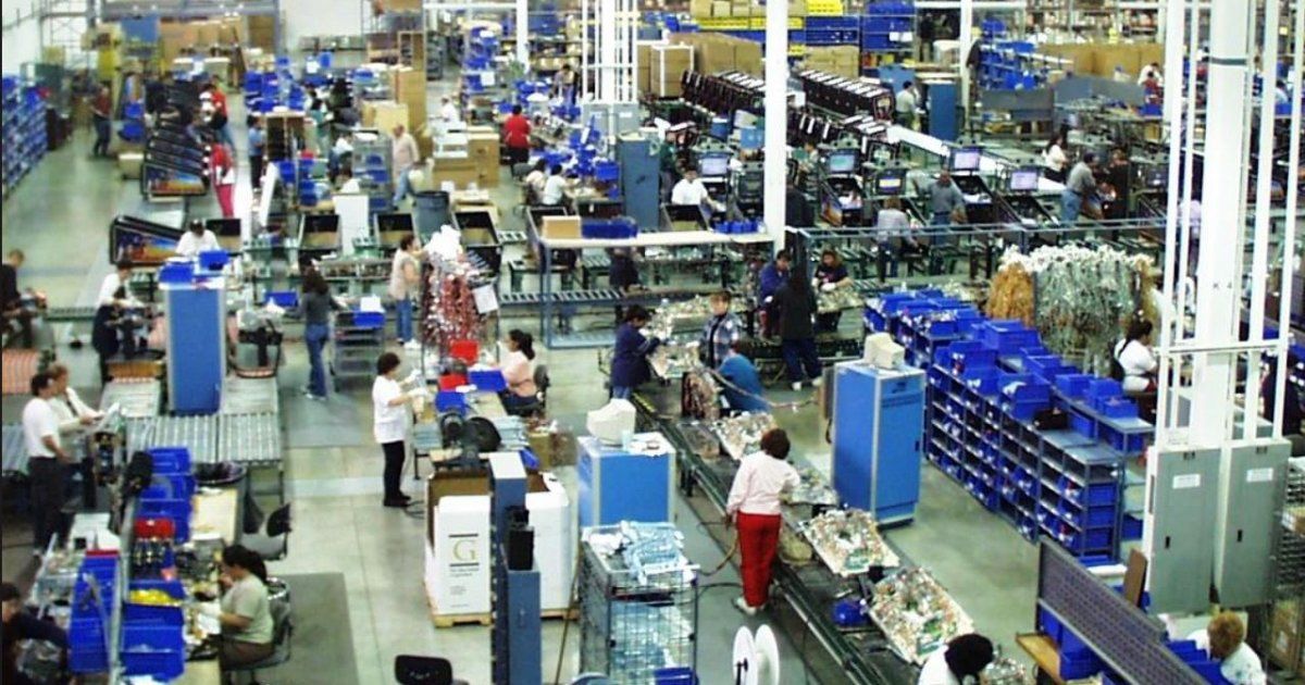 muncitori-in-fabrica