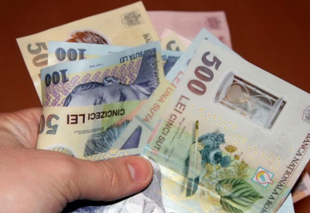 bani-romanesti-imagini-cu-banipoze-cu-bancnote-lei-noi-RON-teanc-moneda-nationala-bani-cost-pret-valoare-50-plata-afaceri-vanzare-cumparare-tranzactie-economie100-lei-1-14