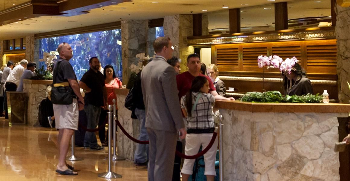 turisti-hotel-shutterstock_144082564