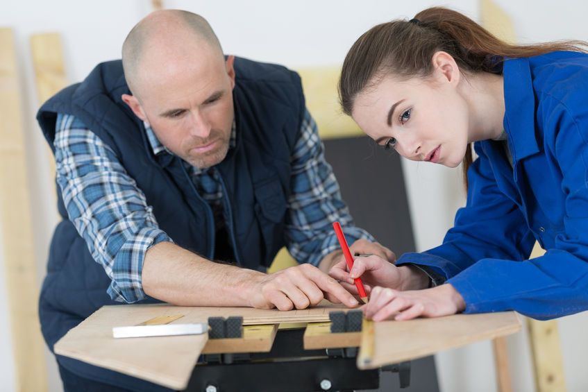79518110 - carpenter with female apprentice in training period