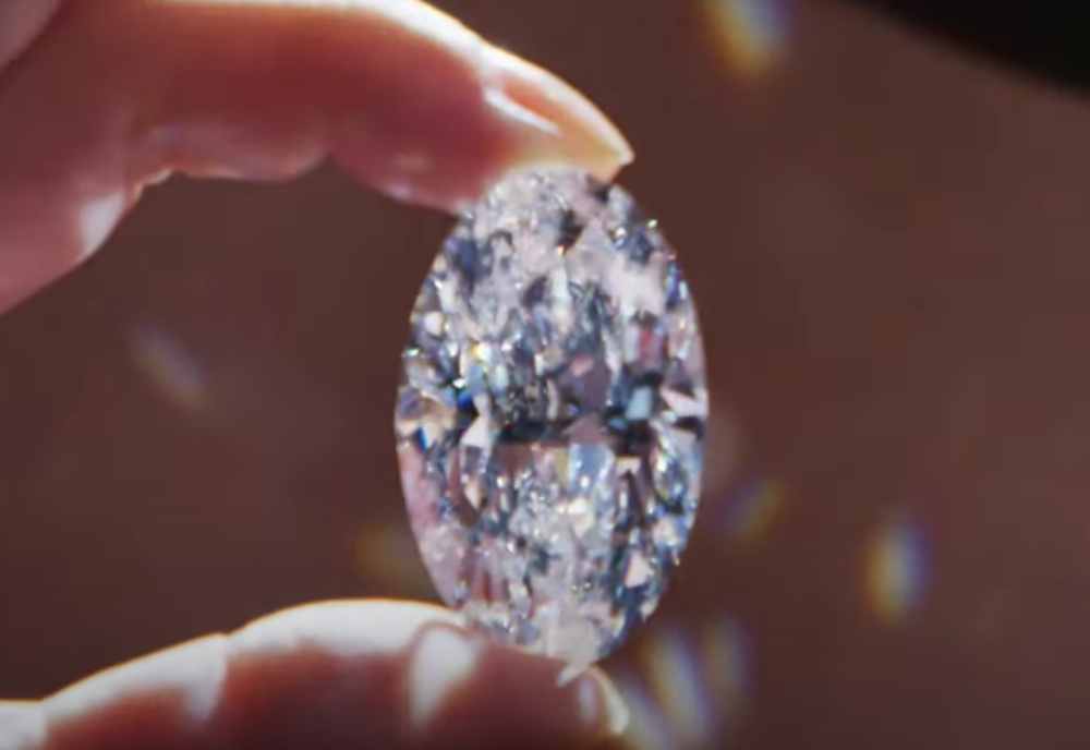 Un diamant alb a afost vândut la licitație pentru 15,7 milioane de dolari