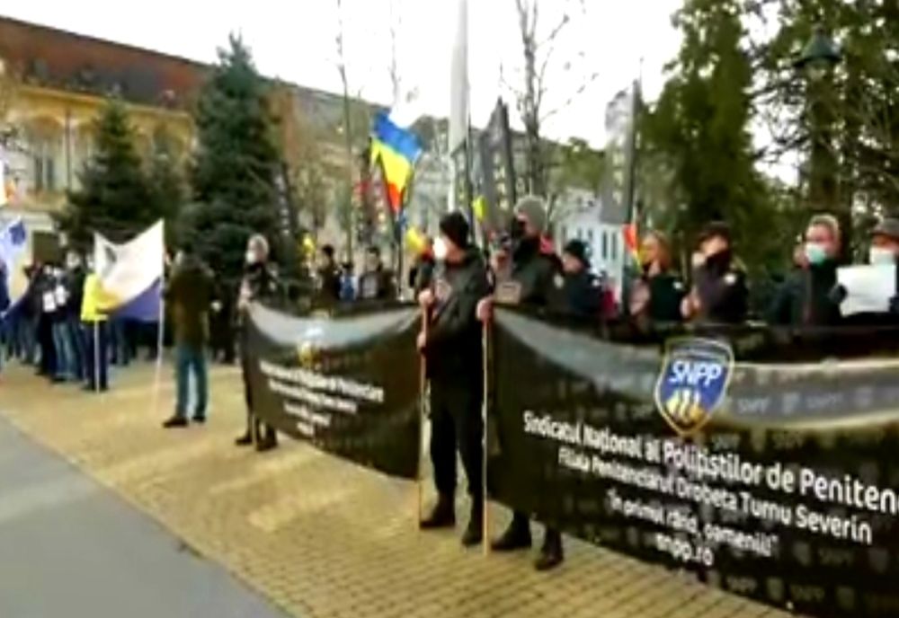 Protest în fața Prefecturii județului Mehedinți