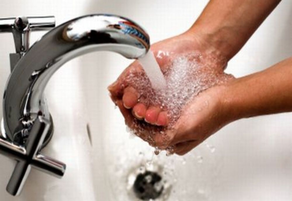 Românii au început să facă economii de unde pot. Ultima pe listă, apa caldă. Mai puține băi, mai multe dușuri