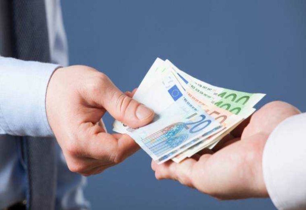 Salariul mediu anual ajustat în UE a crescut la 39.800 euro în 2024, potrivit Eurostat
