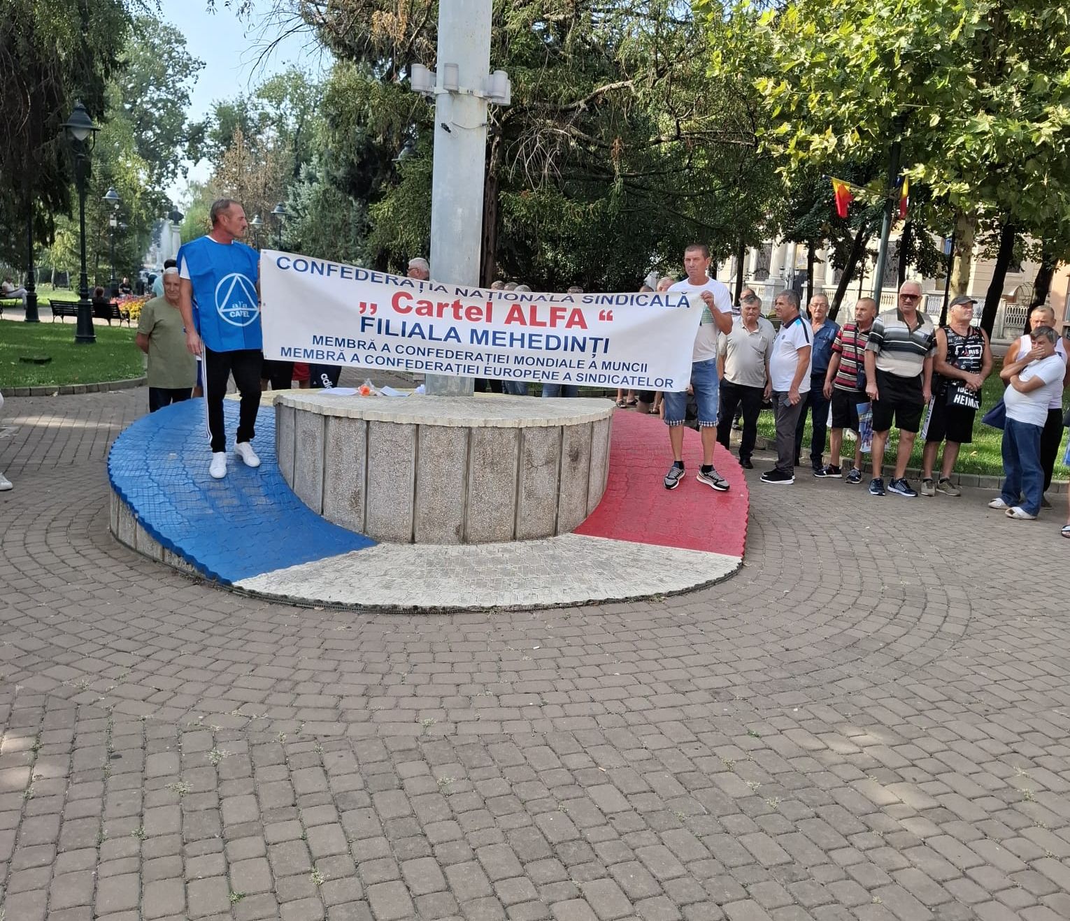 Foști mineri protestează în fața Prefecturii Mededinti