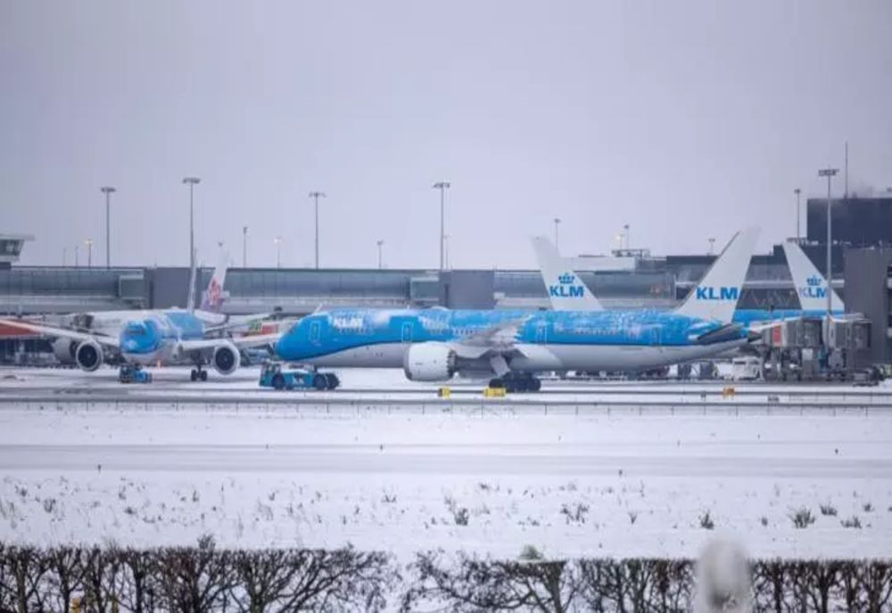 Olanda, blocată de cea mai grea iarnă de la începutul secolului: 700 de zboruri anulate, cozi kilometrice și blocaje uriașe
